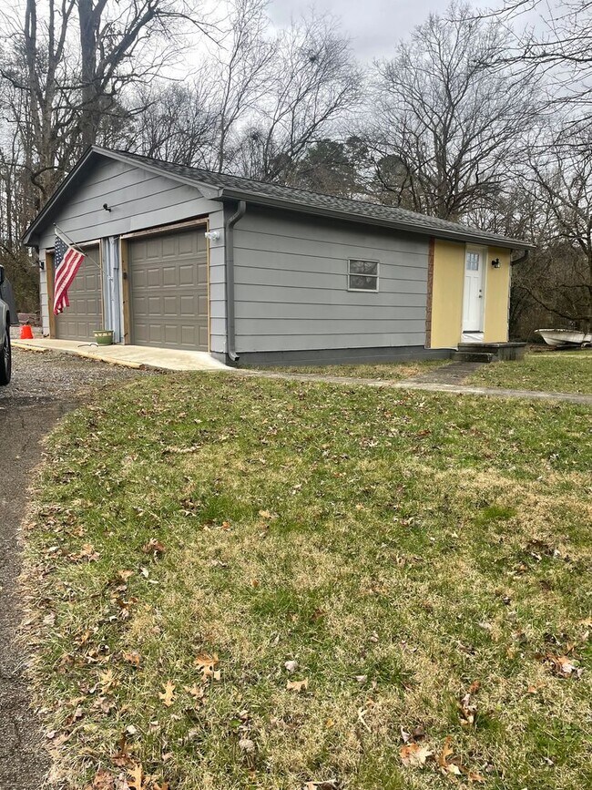 Foto del edificio - Knoxville 37914 - Adorable 2 bedroom, 1 bath home - Contact Lisa Vineyard and Shannon Russell (86...