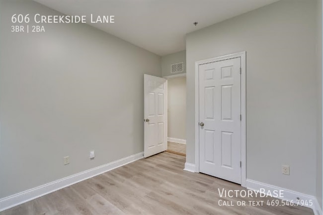 Building Photo - 606 Creekside Ln