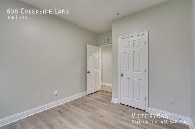 Foto del edificio - 606 Creekside Ln