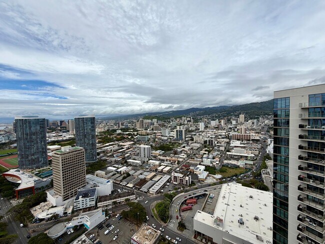 Foto del edificio - The Central Ala Moana: 1 Bed, 1 Bath Top Floor Unit with 1 Parking
