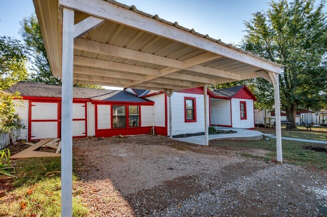 Building Photo - Remodeled three bed house on a quiet cul-de-sac