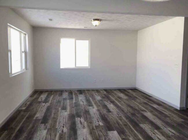 Building Photo - 717 Rampart Dr