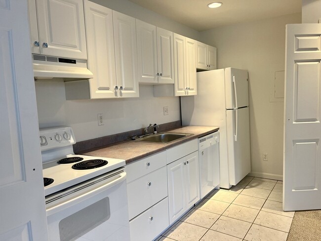 Building Photo - 205 Chapin St