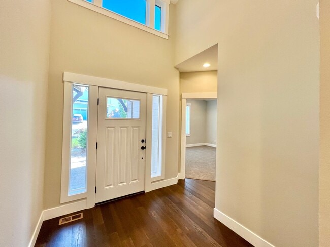 Building Photo - 3 BED+OFFICE/DEN!! STUNNING FLOOR PLAN, HIGH END FINISHES, END LOT!
