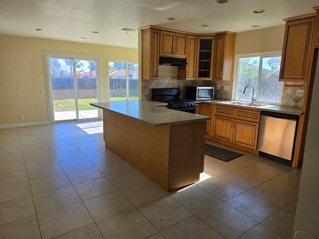 Foto del edificio - Close to Cal State