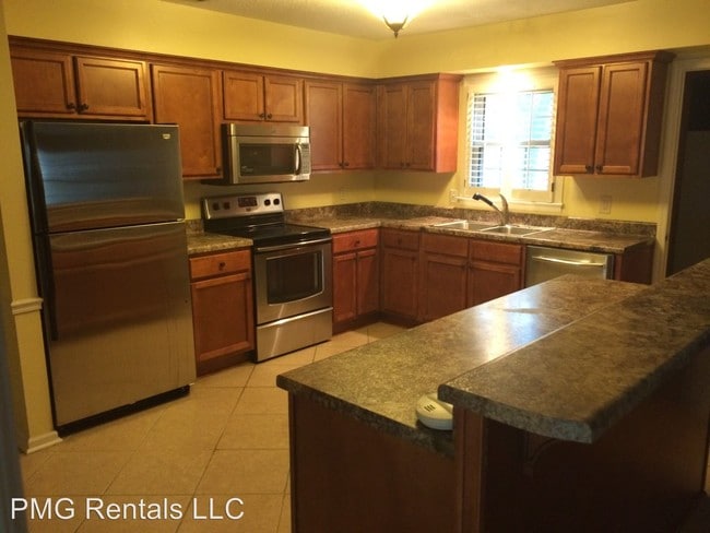 Building Photo - 4 br, 2 bath Room For Rent - 105 Oakleaf Dr