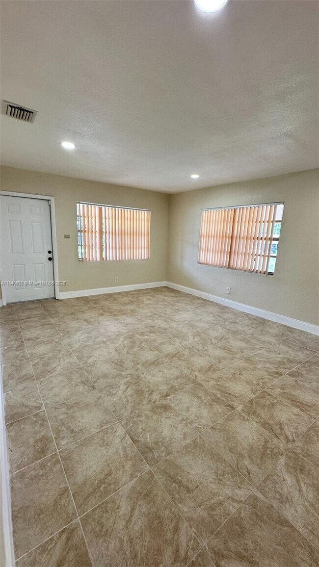 Foto del edificio - 5317 SW 24th St