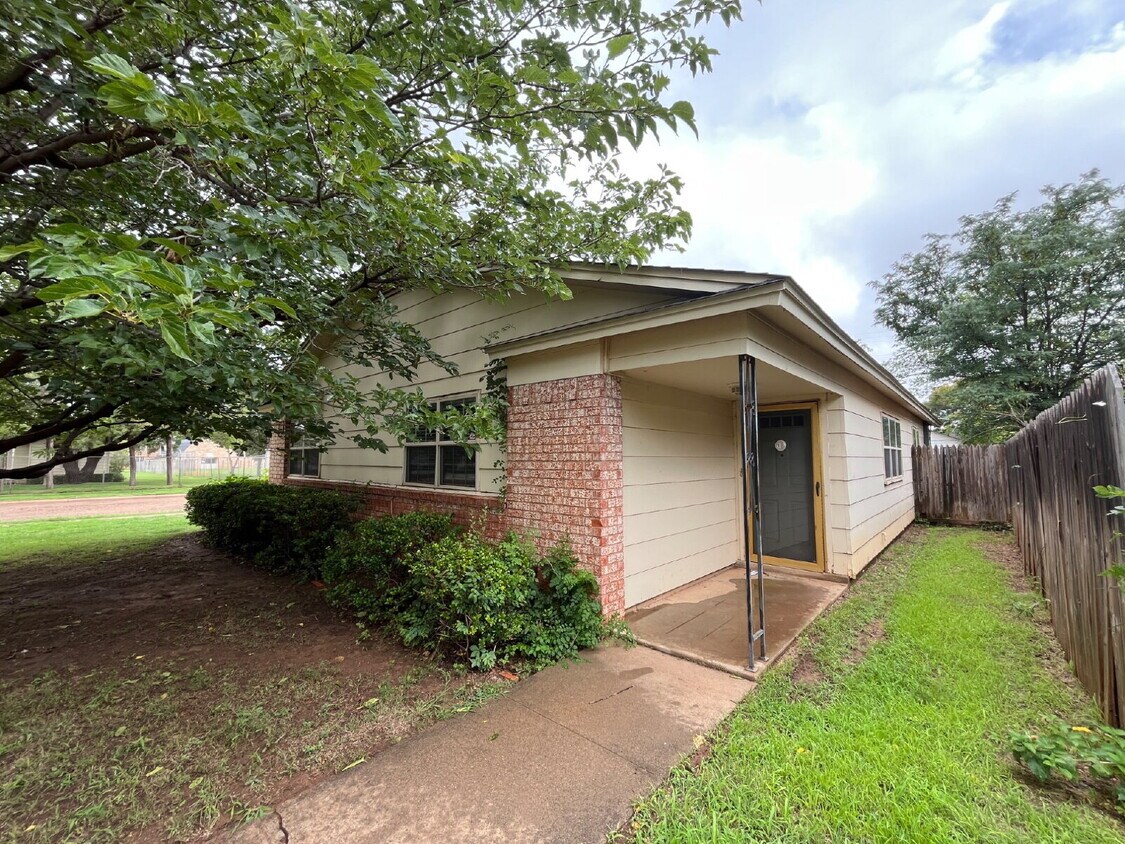 Foto principal - Beautiful, Remodeled Home