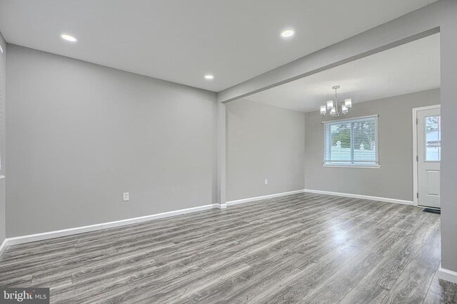 Building Photo - 4722 Raspe Ave