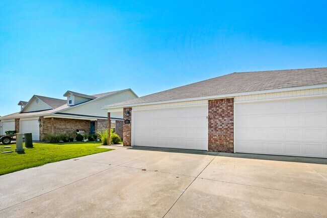 Photo - 235 E Anabranch Ct Apartment