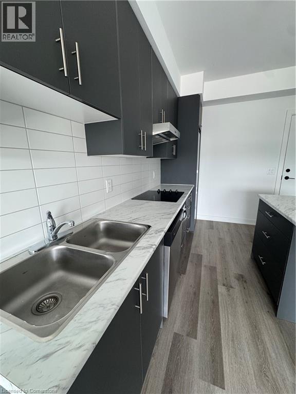 Photo du bâtiment - 600 N Service Rd