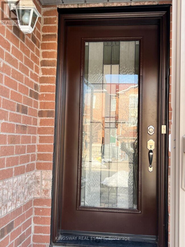 Photo du bâtiment - 102 Lucena Crescent