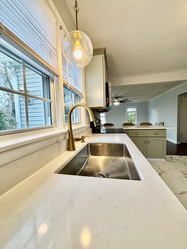 Foto del edificio - 3327 Alpine Dr