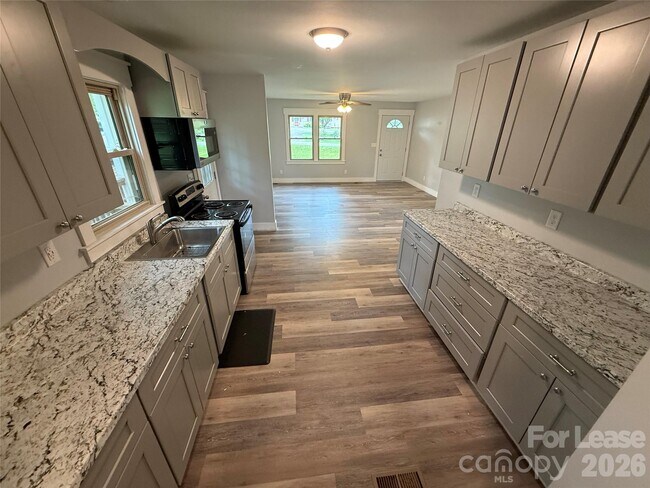 Foto del edificio - 468 River Hill Rd