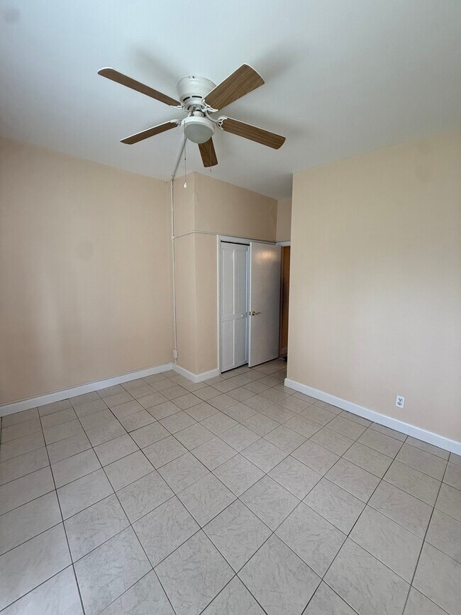 Foto del edificio - 1406 S Roosevelt Blvd