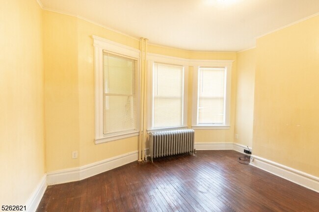 Building Photo - 54 Newton Pl