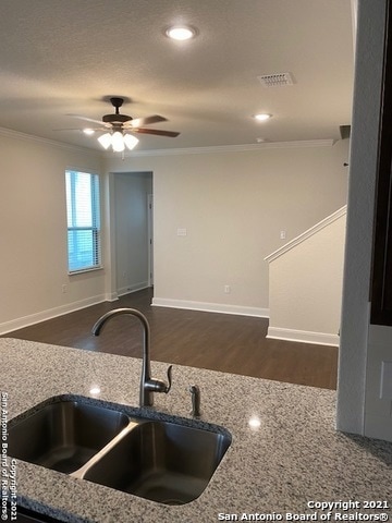 Building Photo - 10329 Lynwood Vlg