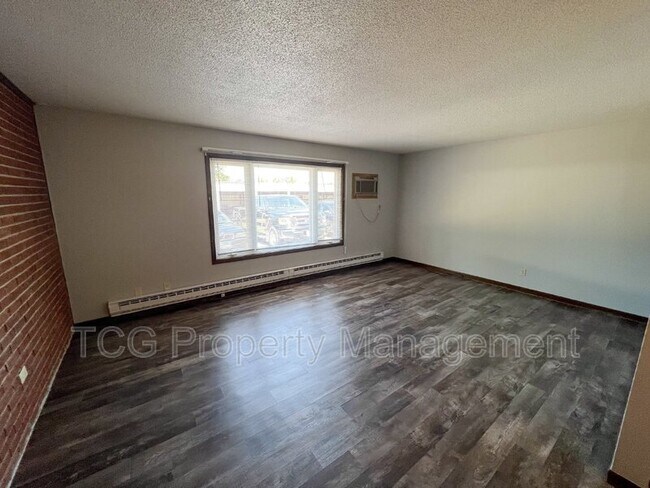 Building Photo - 445 Elm Pl