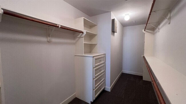 Foto del edificio - 2710 Hullsmith Dr