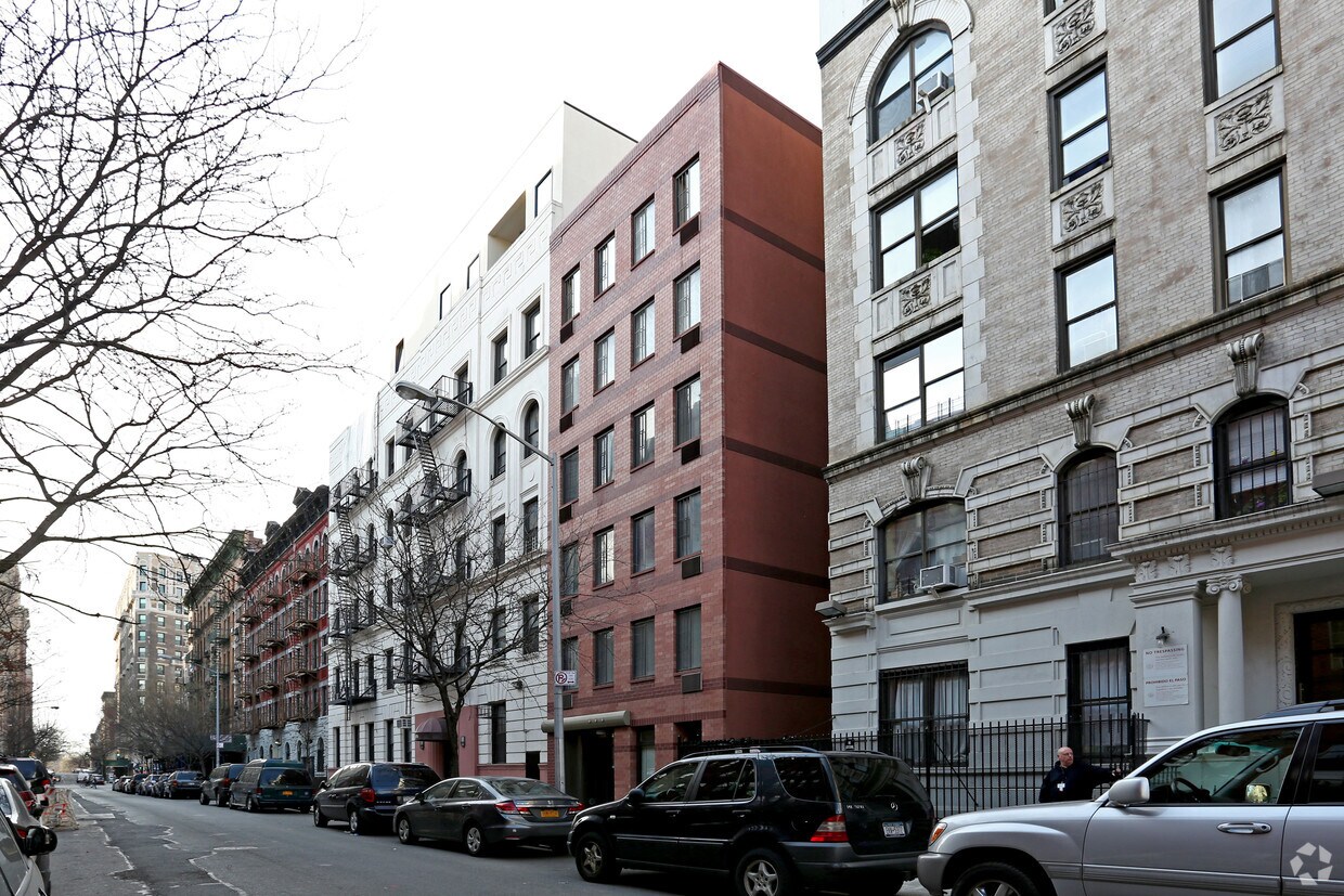 Building Photo - 211 W 105th St
