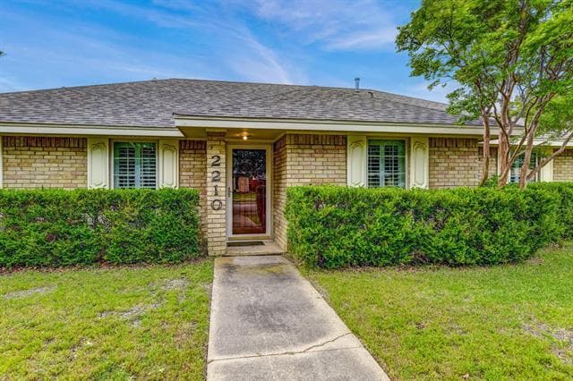 Foto del edificio - 2210 Roundrock Dr