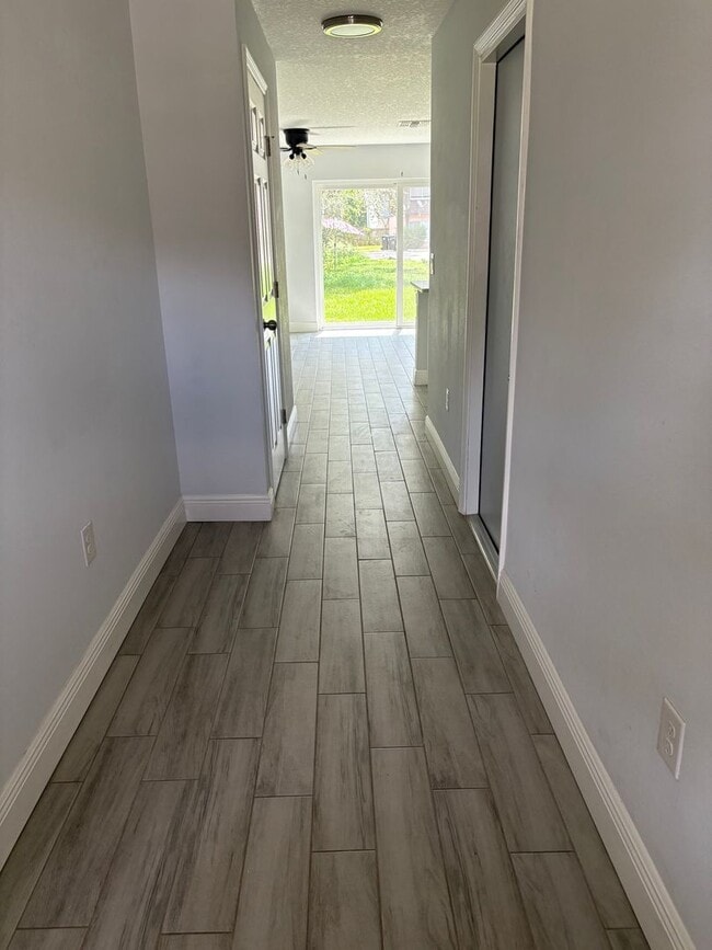 Building Photo - 2-bedroom, 2.5-bathroom townhome by UCF