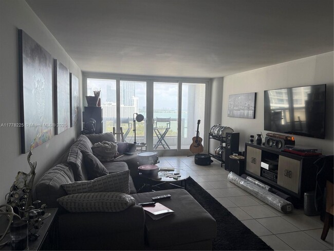 Building Photo - 1717 N Bayshore Dr