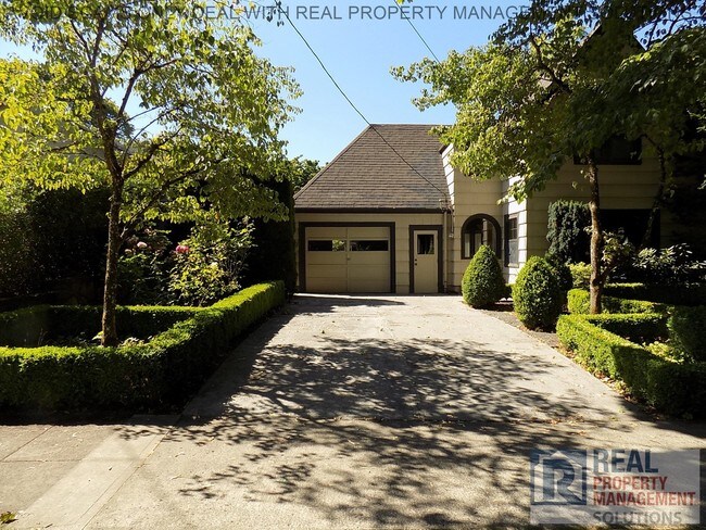 Building Photo - Gorgeous Tudor in Lovely Eastmoreland