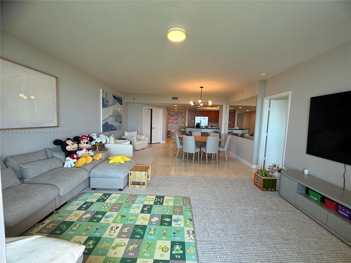 Foto principal - 15051 Royal Oaks Ln