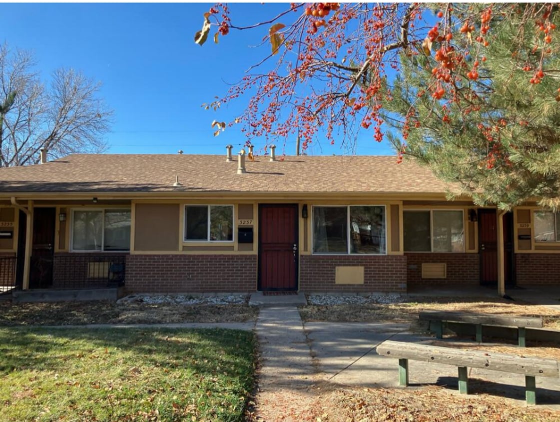 Stylishly Updated 2BR Townhome Near City Park Denver - Stylishly Updated 2BR Townhome Near City Park Denver