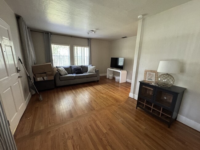 Building Photo - 14 Hardee Cir S