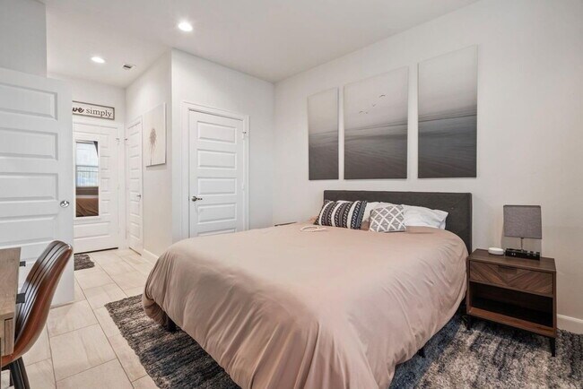 Building Photo - Great Opportunity! Modern three-story home located in the heart of EaDo, offering a well-designed...