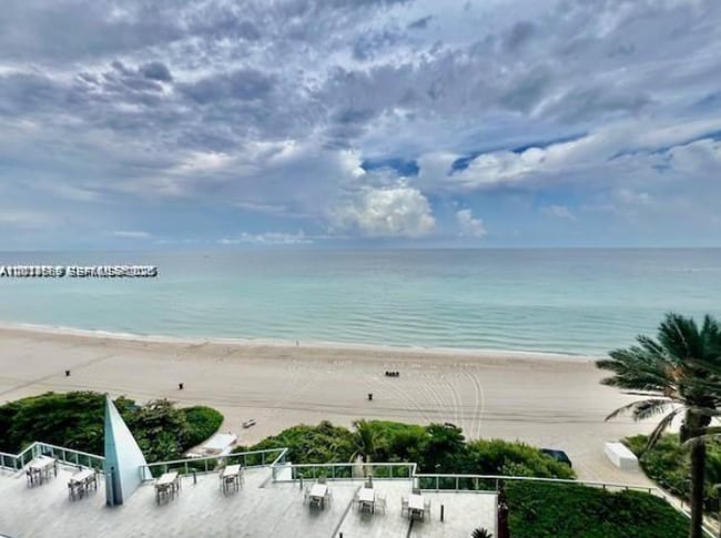 Building Photo - 17121 Collins Ave