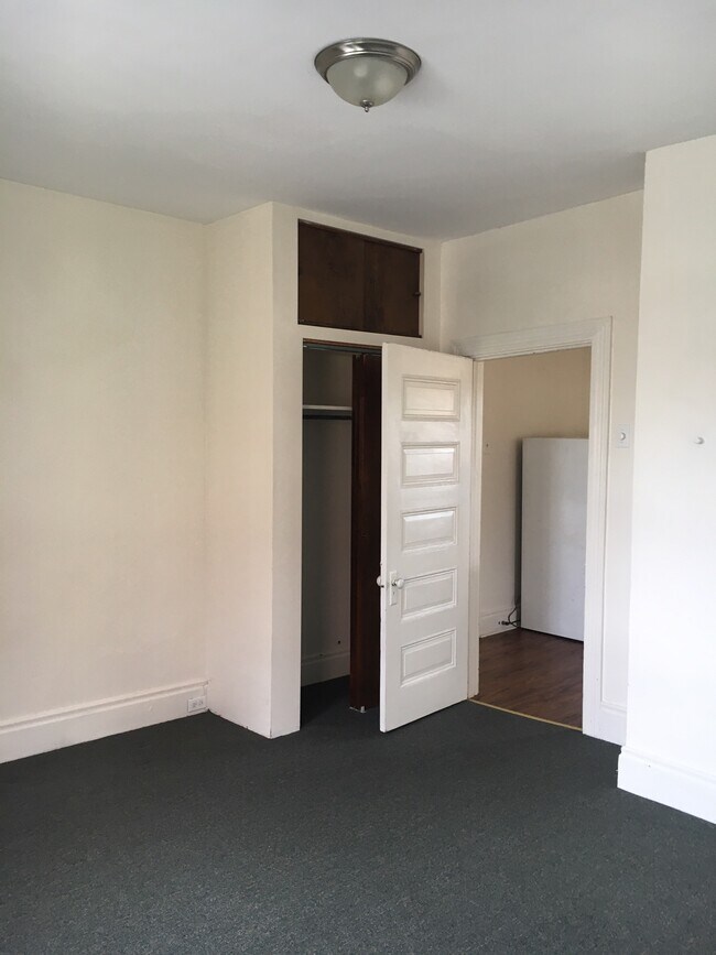 Back Bedroom offers 2 closets - 4739 Maripoe St