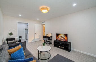 Building Photo - 845 Augusta Dr