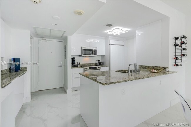 Building Photo - 10275 Collins Ave