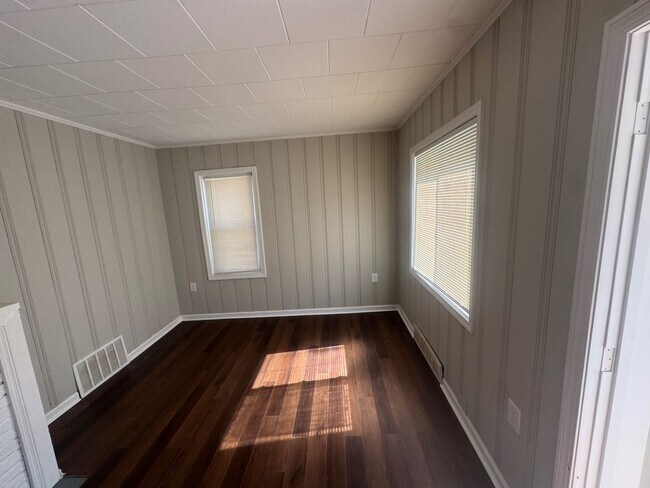 Building Photo - Charming 4-Bedroom Property in Prime Location
