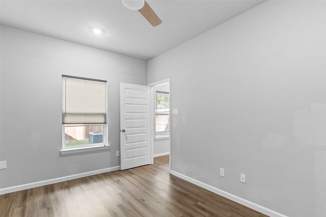 Foto del edificio - 8161 Tate St