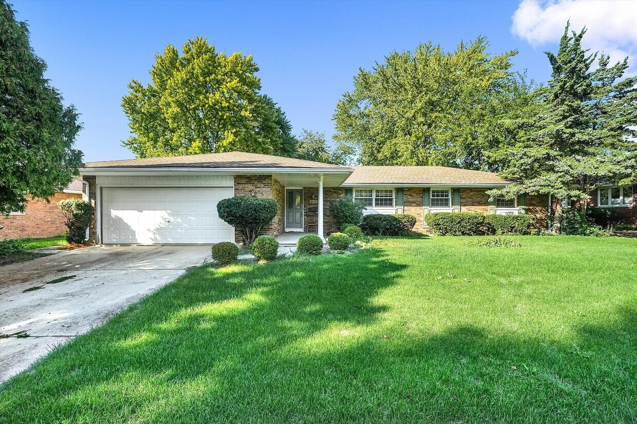 2355 Coach and Surrey Ln, Aurora, IL 60506 House Rental in Aurora, IL