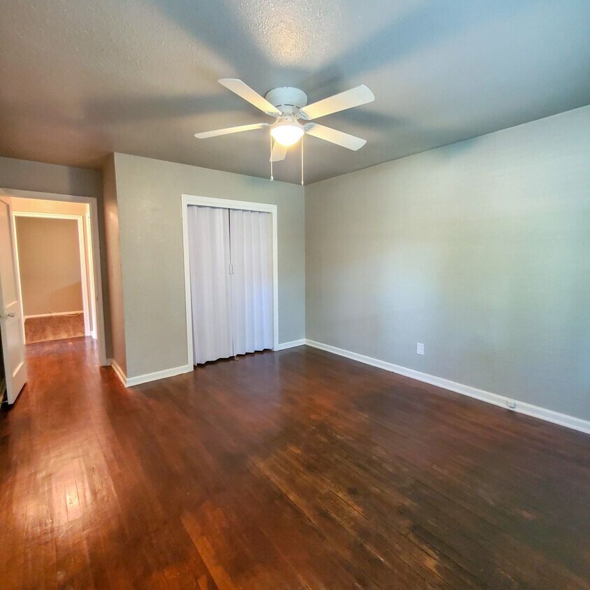 Foto principal - 2 Bedroom 1 bath Duplex