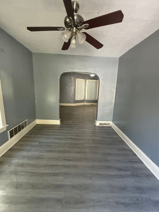 Foto del edificio - 8817 Blaine Ave