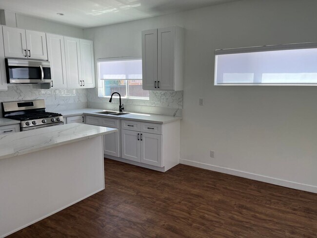 Foto del edificio - 16304-16308 Chatsworth St