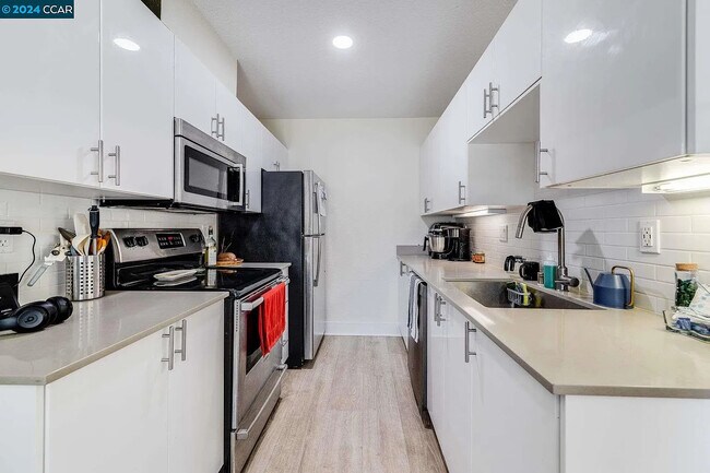 Foto del edificio - 100 Shoreline Ct