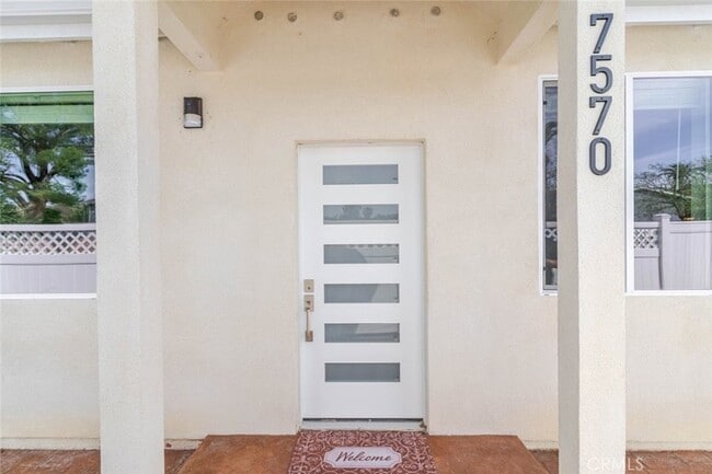 Foto del edificio - 7570 Chaminade Ave