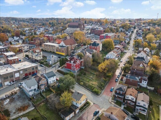 Foto del edificio - Updated 2 Bed, 1.5 Bath Home in Carrick For Rent – Move-In Ready