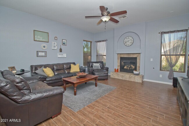 Foto del edificio - 2034 W Duane Ln