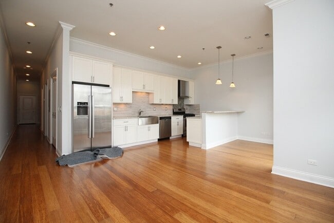 Building Photo - 1609 W Warren Blvd