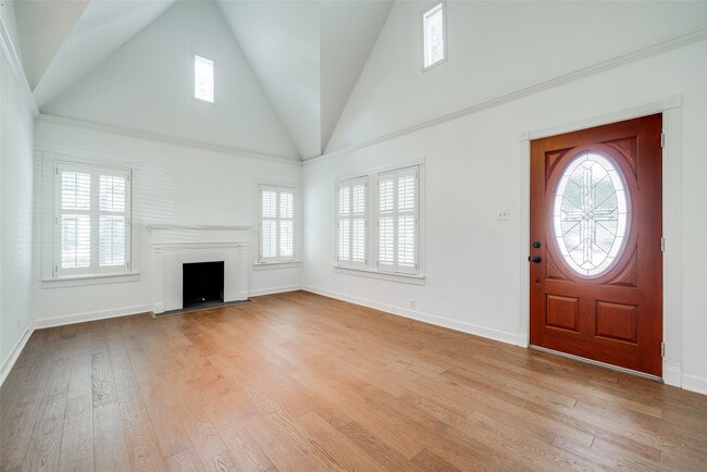 Building Photo - 6204 Kirby Dr