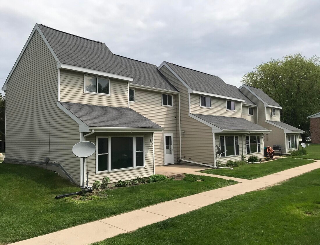 43 E Monroe Ave, Hartford, WI 53027 Townhome Rentals in Hartford WI