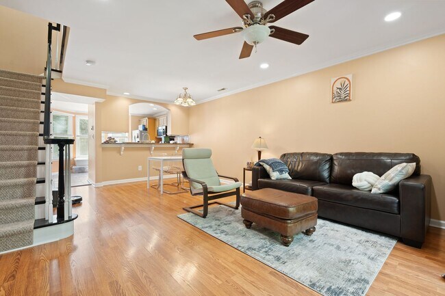 Foto del edificio - Sunlit Downing Creek townhome with private deck, open layout, and easy access to Duke, UNC, and RTP.